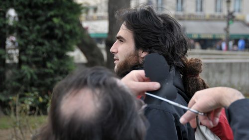 Artist cutting and making a portrait, Paris March 2009 — Silhouette